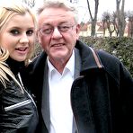 First pic of Opa steht auf Analsex mit jungen Frauen