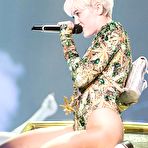 Third pic of Miley Cyrus exposed her round ass on the stage
