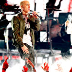 Fourth pic of Rihanna performs at 2014 MTV Movie Awards