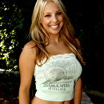 First pic of Sexy vixen Lauren loves to tease with under boob