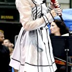 Fourth pic of Christina Aguilera performs at Early Show stage