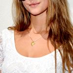 First pic of Nina Agdal exposed her legs at redcarpet