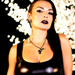 First pic of Sovereign Syre slowly peels off her shiny latex outfit