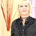 First pic of Kinky mama gets afist up her juicy pussy