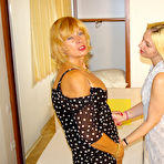 First pic of This mature slut loves her lesbian teeny