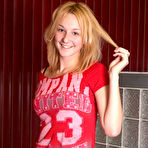 Fourth pic of Cute Girl Misty Unzips Her Shorts