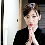 First pic of この動画の画像を見る亡き夫の前でオナニーを始めるスレンダー未亡人花井カノンちゃん。親族がチンポを差し出し、豪快Ｗフェラでザーメンまみれ。 - JavHD.com