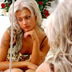 First pic of LadiesKissLadies :: Cornelia&Dinah cute lesbians kissing