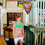 Third pic of Flashing old women