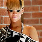 Fourth pic of Rihanna exposed her nude belly and sexy shoulders