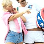 First pic of Retro porn ~ Now this is a real eighties beach party!