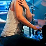 First pic of Alicia Keys live performs on the stage