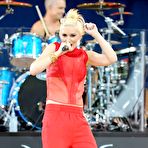First pic of Gwen Stefani performs at Good Morning America show