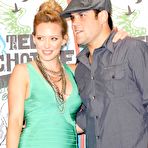 Third pic of Hilary Duff shows her legs at the 2010 Teen Choice Awards