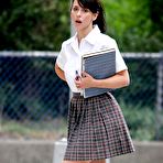 Second pic of Jennifer Love Hewitt shows her legs i mini skirt