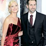 Second pic of Katherine Heigl posing for paparazzi at premiere Life As We Know It