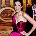 Second pic of Mandy Moore posing for paparazzi at Tangled premiere