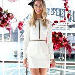 First pic of Jennifer Hawkins shows her legs paparazzi shots
