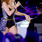 First pic of Kylie Minogue exposed her legs on the stage