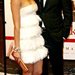 First pic of Jessica Alba posing at the World Premiere of Little Fockers