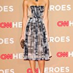 Third pic of Jessica Alba posing for paparazzi at redcarpet