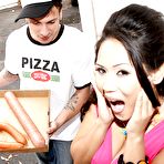 First pic of Доставщик пиццы накормил азиатку колбасой, а потом и собственным членом