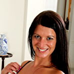 Fourth pic of Hot American MILF showing off her rocking body