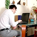 First pic of Зрелая домработница пристала к хозяину, чтобы он выебал ее