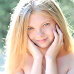 Third pic of Эротические фото молодой голой девки в лесу