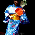 First pic of Japanese slut in kimono flashes her pussy