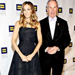 First pic of Sarah Jessica Parker posing for paparazzi