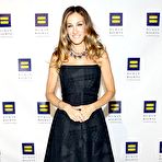 Third pic of Sarah Jessica Parker posing for paparazzi