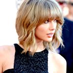 First pic of Taylor Swift posing at iHeartRadio Music Awards