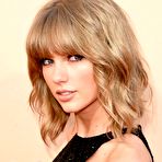 Third pic of Taylor Swift posing at iHeartRadio Music Awards