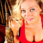 Third pic of Hot American MILF showing off her rocking body
