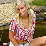 First pic of Shaved Pussies of marry-queen-01-weird-pussy-toys-public-nudity by ALS Angels | 15 Women Clitoris Pics