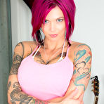 First pic of 
      Anna Bell Peaks masturbates her bald pussy on the floor
    