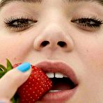 Fourth pic of Hailee Steinfeld non nude photoshoots