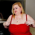 Second pic of BBW getting naked and dirty