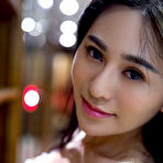 First pic of Wu Muxi exposes her perfect curves in the old library