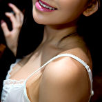 Second pic of Wu Muxi exposes her perfect curves in the old library