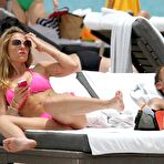 Second pic of Ilary Blasi sexy in pink bikini on the beach