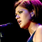 Second pic of Kelly Clarkson perfroms on the stage in Sydney