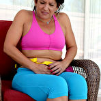 First pic of MILF Pissing in her spandex leggings