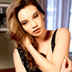 First pic of Nici Dee exposes her spectacular curves in the living room