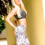 First pic of Tight Blonde Fergie in Leggings