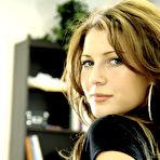 First pic of Jenni Lee: Jenni Lee takes her little... - BabesAndStars.com