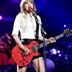 Third pic of Taylor Swift shows her legs on the stage