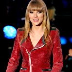 Fourth pic of Taylor Swift performs on the stage