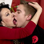 Third pic of Naughty mature lady foing the guy next door - Fuckingnylon.com